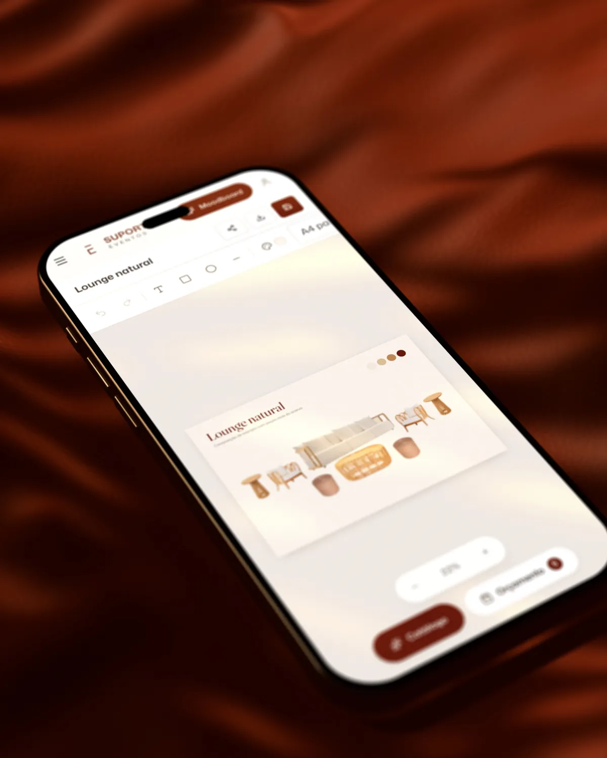 Celular deitado sobre veludo vinho com dobras, mostrando o quadro Lounge natural do moodboard