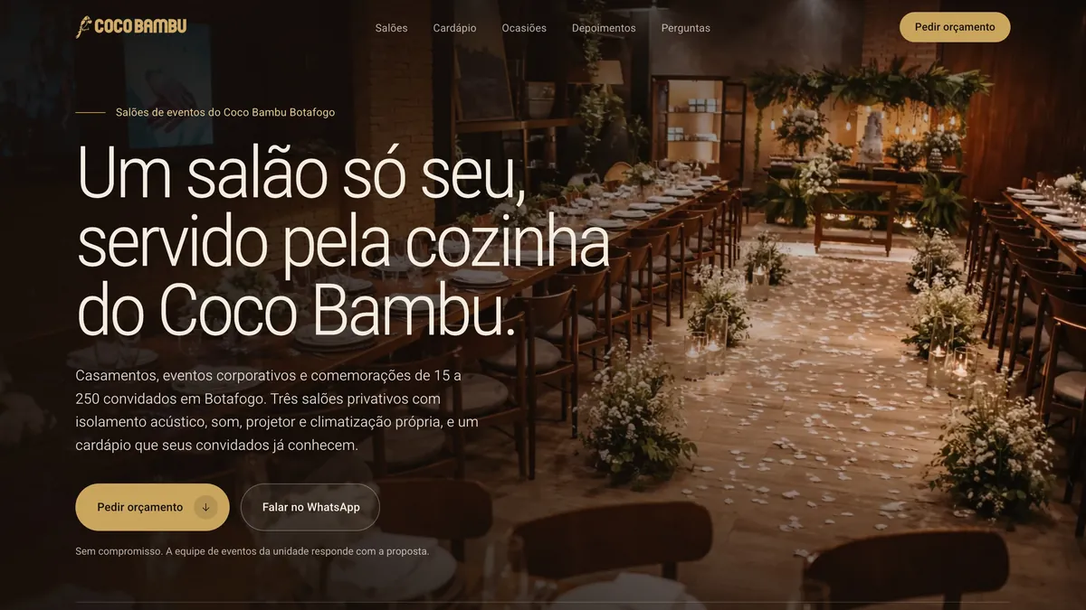 A primeira tela da landing page de eventos: a foto de um salão montado para cerimônia, o título Um salão só seu, servido pela cozinha do Coco Bambu, os botões Pedir orçamento e Falar no WhatsApp e os números da casa
