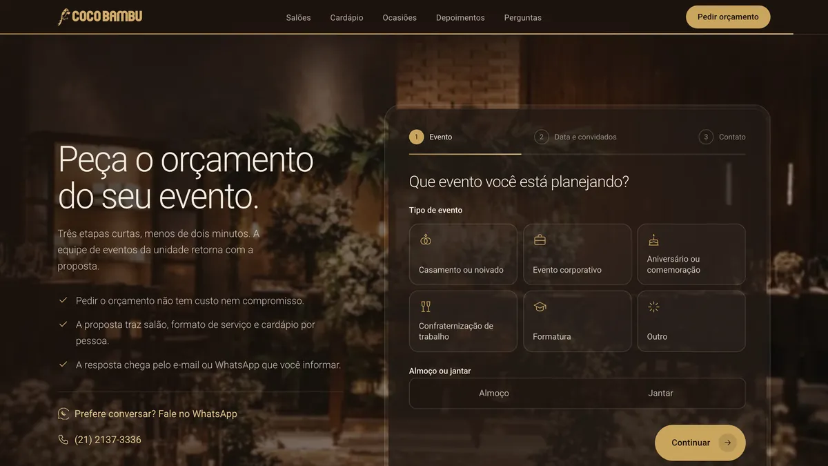 O pedido de orçamento sobre uma foto do salão: a lista do que a pessoa recebe à esquerda e, à direita, a primeira de três etapas, Que evento você está planejando, com seis tipos de evento em cartões