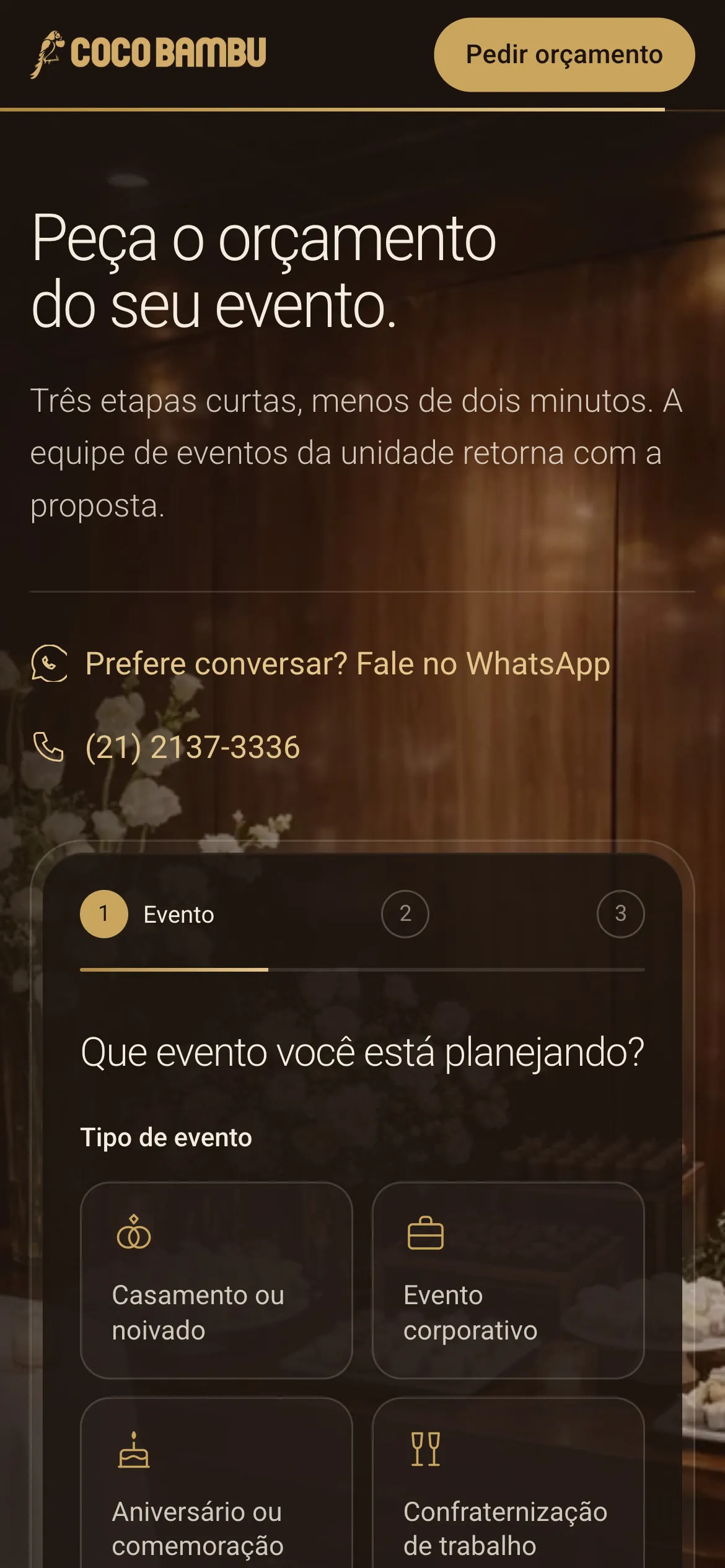 O pedido de orçamento no celular, na primeira etapa, com os tipos de evento em cartões e a barra fixa Pedir orçamento embaixo