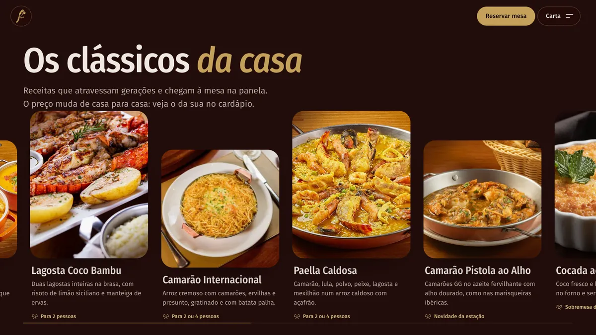 A seção Os clássicos da casa: quatro pratos em fotos grandes, Lagosta Coco Bambu, Camarão Internacional, Paella Caldosa e Camarão Pistola ao Alho, cada um com nome, descrição e para quantas pessoas serve