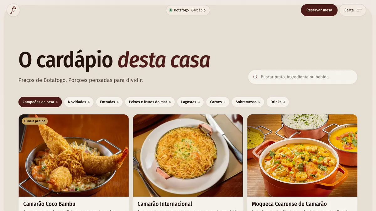 O cardápio de Botafogo dentro da página: o título O cardápio desta casa, a busca de prato, as abas Campeões da casa, Novidades, Entradas, Peixes e frutos do mar, Lagostas, Carnes, Sobremesas e Drinks, e os cartões do Camarão Coco Bambu, do Camarão Internacional e da Moqueca Cearense com foto grande