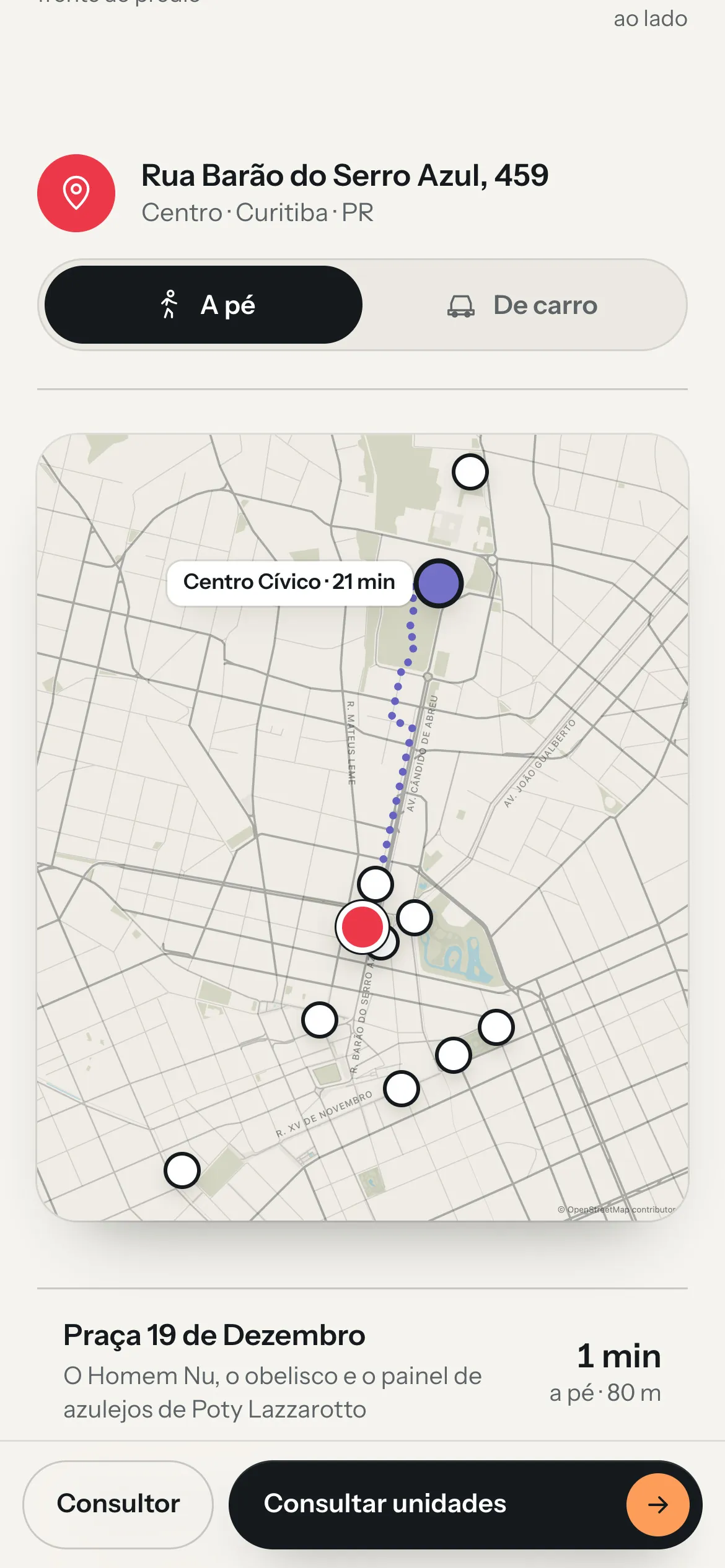 A localização no celular: o endereço, o filtro a pé e de carro e o mapa preso no topo, com a lista de lugares passando por baixo