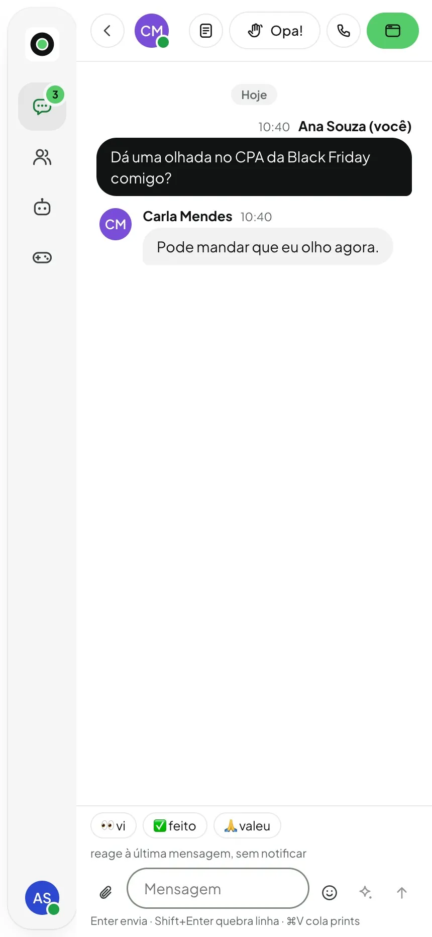 A conversa com a Carla numa janela de celular: a mensagem enviada, a resposta da colega e as respostas rápidas vi, feito e valeu