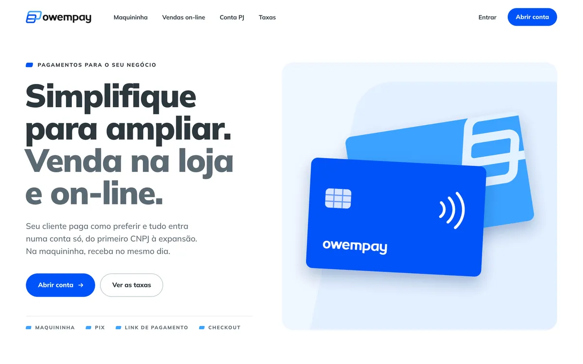 Primeira dobra da landing page no computador: cabeçalho com o logo e o botão Abrir conta, título Simplifique para ampliar, parágrafo, dois botões e, à direita, os dois cartões do símbolo abertos