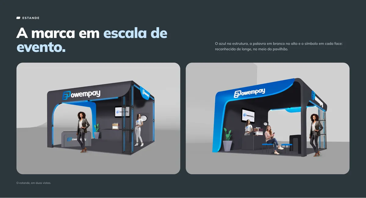Estande da marca em duas vistas: estrutura azul e preta com a palavra em branco no alto e o símbolo em cada face, com atendentes e uma tela