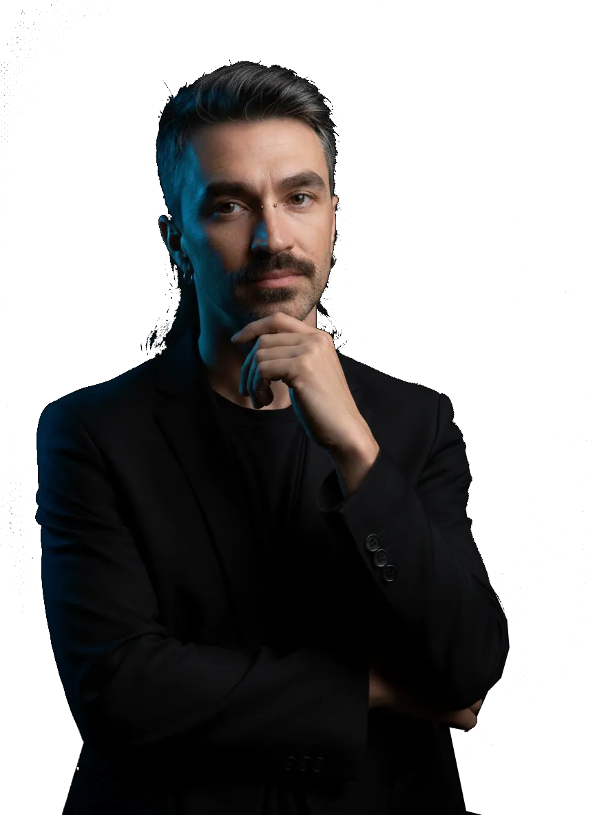 Edgard Genaro de braços cruzados, com a mão no queixo
